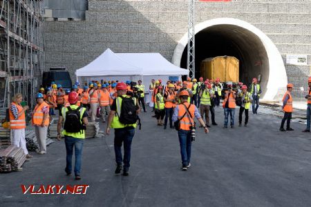 21.9.2018 - Kyšice, Ejpovický tunel: čekající hosté a novináři © Jiří Řechka