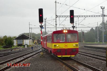 Poprad-Tatry, zvláštní vlak právě přijíždí k nástupišti, 22.9.2018 © Jiří Mazal