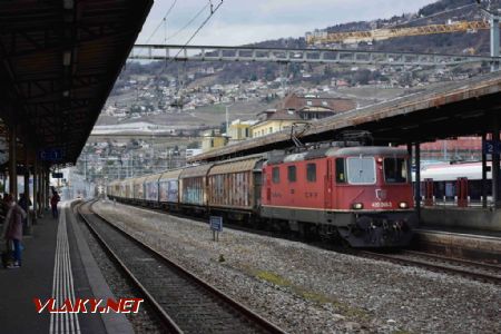 12.03.2018 – Vevey, nákladní vlak s lokomotivou SBB 420.245 projíždí nádražím © Pavel Stejskal