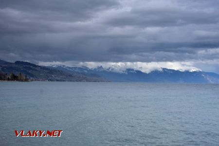 12.03.2018 – Lausanne, pohled přes Ženevské jezero na francouzské Alpy © Pavel Stejskal