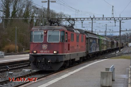 13.03.2018 – Cossonay-Penthalz, nákladní vlak s lokomotivou SBB Re 420.352 © Pavel Stejskal