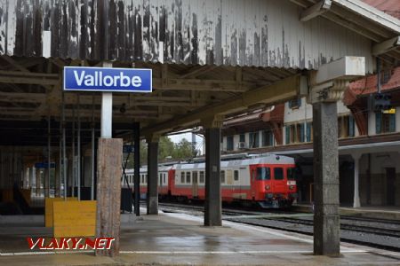 13.03.2018 – Vallorbe, chátrající nástupiště, v pozadí jednotka Travis RBDe 567.174 © Pavel Stejskal