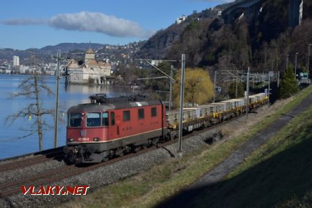 14.03.2018 – Veytaux-Chillon – Villeneue, nákladní vlak s lokomotivou Re 420.243 © Pavel Stejskal