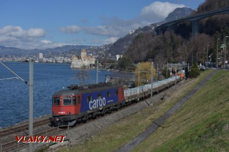 14.03.2018 – Veytaux-Chillon – Villeneue, nákladní vlak s lokomotivou Re 620.008 © Pavel Stejskal