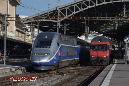 14.03.2018 – Lausanne, SNCF TGV 4726 do Paříže vedle řídícího vozu na vlaku do Ženevy © Pavel Stejskal