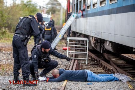 3.10.2018 - Praha ONJ: policisté dokumentují oběť © SŽDC