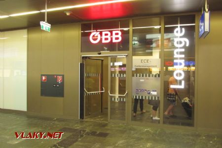 03.06.2018 – Wien Hbf: vstup do ÖBB Lounge se nachází naproti jídelnímu koutu © Dominik Havel