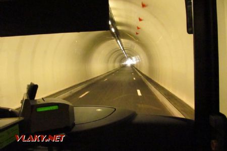 04.06.2018: tunel je úzký a má malou výšku v rozích, proto se musí autobus držet mezi bílými čarami © Dominik Havel