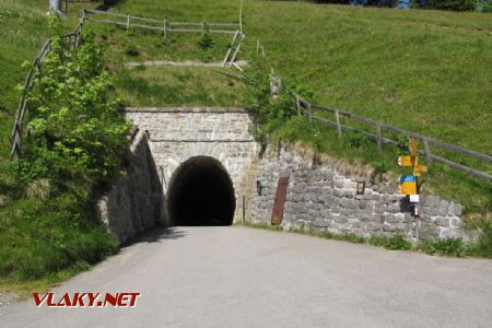 04.06.2018 – starý tunel do Malbunu: pohled z opačné strany, tunel má značný spád směrem k Rýnu © Dominik Havel