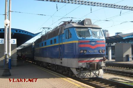 23.8.2018, ČS4-100 na čele vlaku № 013K vezúci priamy vozeň z Kyjeva do Košíc v žst. Kyjev pass. © Oliver Dučák