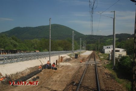 Práce na železničnom spodku, obslužná komunikácia vľavo hotová, 30.4.2018 © Kamil Korecz
