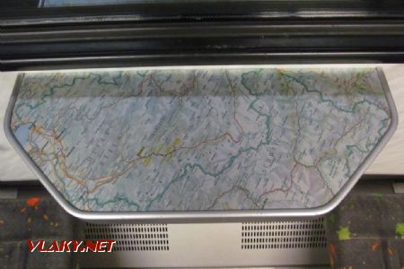 04.06.2018 – Montafonerbahn: interiér elektrického vozu od Stadlera, klasická mapka jako ve Švýcarsku © Dominik Havel
