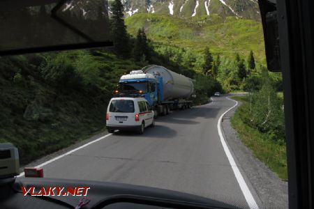 05.06.2018 – Silvrettastraße: míjení s nadměrným nákladem © Dominik Havel