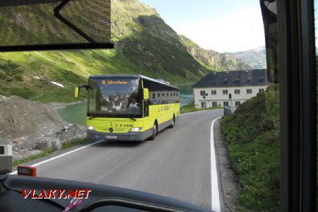 05.06.2018 – Silvrettastraße: protisměrné MB Integro – jeden ze dvou autobusů, jedoucích za sebou © Dominik Havel