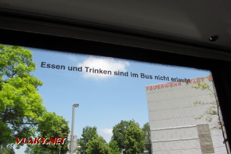 05.06.2018 – Dornbirn: zákaz jídla a pití je přímo nalepen na skle © Dominik Havel