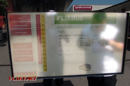 05.06.2018 – Dornbirn: na špatně čitelném infopanelu najdeme také informace o Flixbusech © Dominik Havel