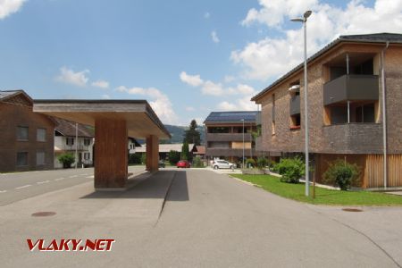 05.06.2018 – Krumbach Dorf: přestupní uzel uprostřed vesnice vypadá podstatně funkčněji © Dominik Havel