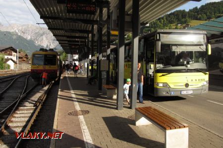 06.06.2018 – Schruns: přestup mezi autobusy a Montafonerbahn © Dominik Havel