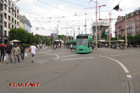 06.06.2018 – Basilej: přednádraží, ve kterém se setkávají tramvaje i chodci. Jde to i bez podchodu © Dominik Havel