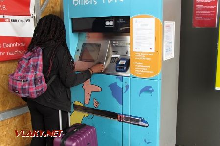 06.06.2018 – Basilej: automat SNCF, který se neovládá dotykem, ale otočným voličem © Dominik Havel