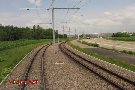 06.06.2018 – Saint-Louis: vedení nové tramvajové trati po okraji zástavby © Dominik Havel