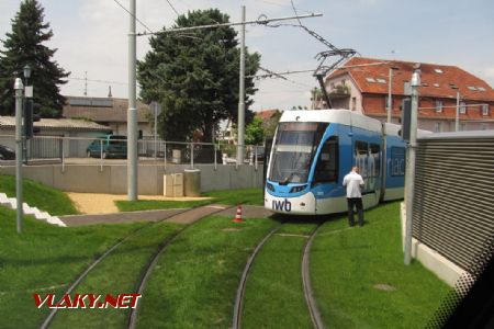 06.06.2018 – Saint-Louis / Basilej: smyčka Burgfelderhof, šikmá čára v trávníku (před tramvají) je hranice mezi Švýcarskem (vpředu) a Francií © Dominik Havel