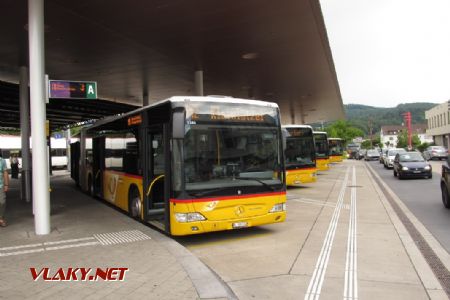 06.06.2018 – Laufen: autobusy navazující na IC z Basileje (v pozadí) © Dominik Havel