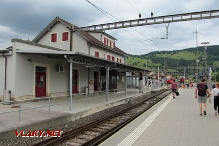 06.06.2018 – Glovelier: nádraží SBB, v pozadí vlak Chemins de fer du Jura © Dominik Havel