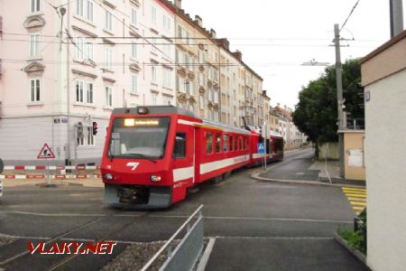 06.06.2018 – La Chaux-de-Fonds Est: souprava Be 4/4 + ABt odjíždí do stanice © Dominik Havel