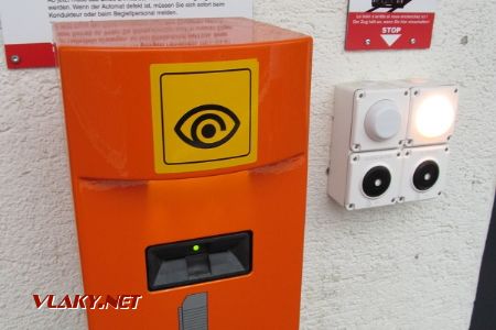 06.06.2018 – La Chaux-de-Fonds Est: boží oko na označovači a stisknuté tlačítko zastávky na znamení © Dominik Havel