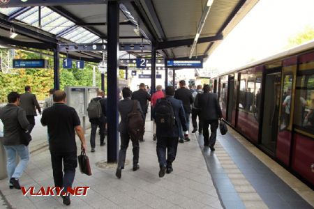 21.09.2018 – Berlín: Messe Süd, skoro všichni cestující S-Bahnu vystupují © Dominik Havel