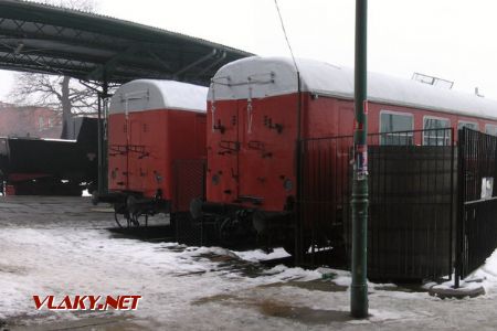 Wrocław Świebodzki, původní podoba vozů a parní lokomotivy, 2.1.2006 (wikipedia.pl, public domain)