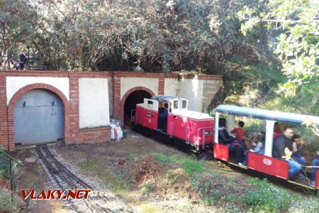 09.12.2018 – Parc de l'Oreneta: Motorový vlak s lokomotívou č. 41 vchádza do tunela. © Jakub Rekem