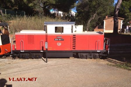 09.12.2018 – Parc de l'Oreneta: Motorový vlak s lokomotívou č. 41 vchádza do stanice. © Jakub Rekem