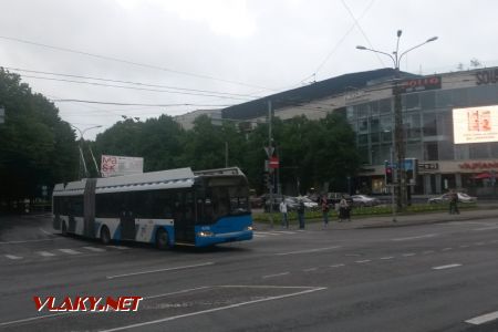 Tallinn: Trolejbus Solaris vjíždí do křižovatky © Tomáš Kraus, 16.6.2016