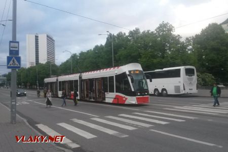 Tallinn: Z tramvaje CAF se vystupuje v zastávce Viru přímo do ulice © Tomáš Kraus, 16.6.2016