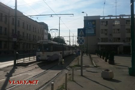 Timişoara Nord: Souprava tramvaje s vlečným vozem se blíží k nádraží © Tomáš Kraus, 28.9.2016