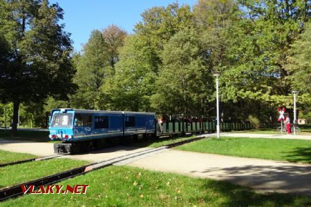 Drážďanská parková dráha, lokomotiva EA02 na dvoukolejném úseku, 29.9.2018 © Jiří Mazal