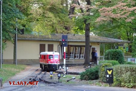 Drážďanská parková dráha, posun lokomotivy EA 01 ve stanici Bahnhof ZOO, 29.9.2018 © Jiří Mazal