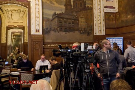 29.1.2019 - Praha hl.n., vládní salonek: TV štáby před tiskovou konferencí © Jiří Řechka