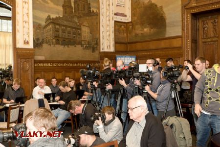 29.1.2019 - Praha hl.n., vládní salonek: probíhající tisková konference © Jiří Řechka