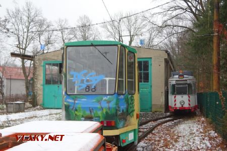 Vozovna, služební tramvaj KT4D, vpravo brousící tramvaj, 26.1.2019 © Jiří Mazal