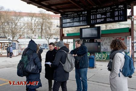 6.2.2019 - Brno hl.n.: první novináři na místě srazu © Jiří Řechka