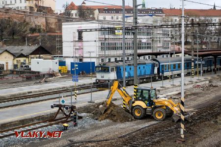 6.2.2019 - Brno hl.n.: pohled z okna bývalého stavědla č. 5 na novou technologickou budovu © Jiří Řechka