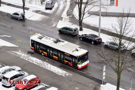 08.02.2019 - Hradec Králové, Pod Strání: parciální trolejbus Škoda 30Tr č. 33 linky 27 na výstupním stanovišti © Václav Pokorný
