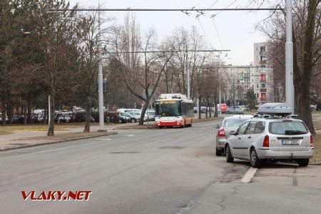 10.02.2019 - Hradec Králové, Pod Strání: parciální trolejbus Škoda 30Tr č. 30 linky 27 přijíždí k výstupnímu stanovišti © PhDr. Zbyněk Zlinský