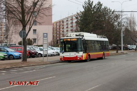 10.02.2019 - Hradec Králové, Pod Strání: parciální trolejbus Škoda 30Tr č. 30 linky 27 na výstupním stanovišti © PhDr. Zbyněk Zlinský