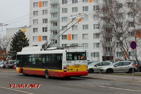 10.02.2019 - Hradec Králové, Pod Strání: parciální trolejbus Škoda 30Tr č. 30 linky 27 na odstavném stanovišti zvedá sběrače © PhDr. Zbyněk Zlinský