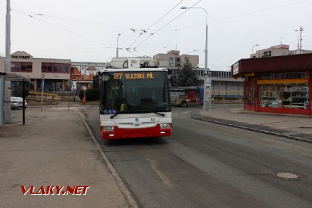 10.02.2019 - Hradec Králové, Pod Strání: parciální trolejbus Škoda 30Tr č. 30 linky 27 najíždí na odjezdové stanoviště © PhDr. Zbyněk Zlinský