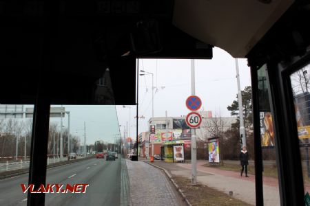 10.02.2019 - Hradec Králové, Brněnská: natrolejovací zařízení na zast. Moravské Předměstí I (foto z vozu č. 30 linky 27) © PhDr. Zbyněk Zlinský